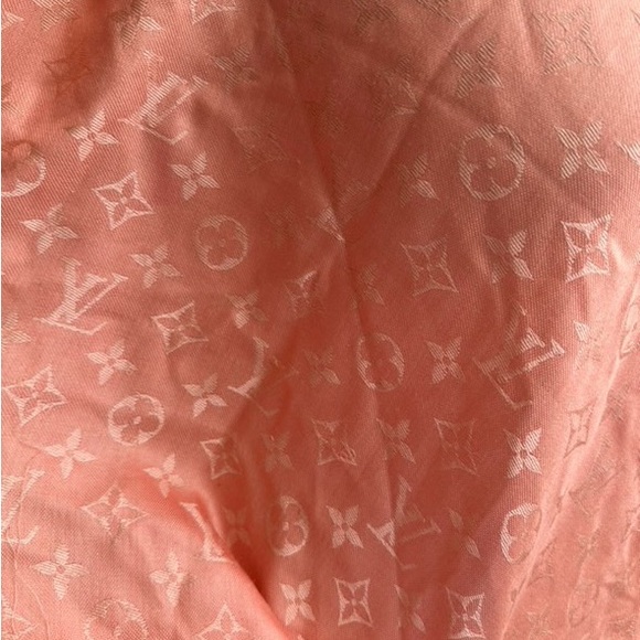 Louis Vuitton Monogram Classic Shawl Rose Pale - Picture 3 of 6